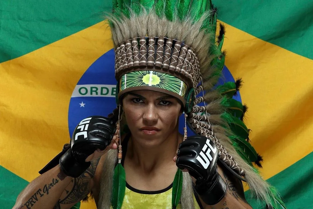 Jéssica Andrade vence Rose Namajunas e conquista o cinturão peso-palha do UFC