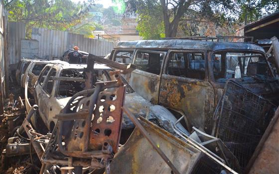 Fogo destrói oito carros e causa prejuízo de R$ 30 mil em Cachoeiro de Itapemirim