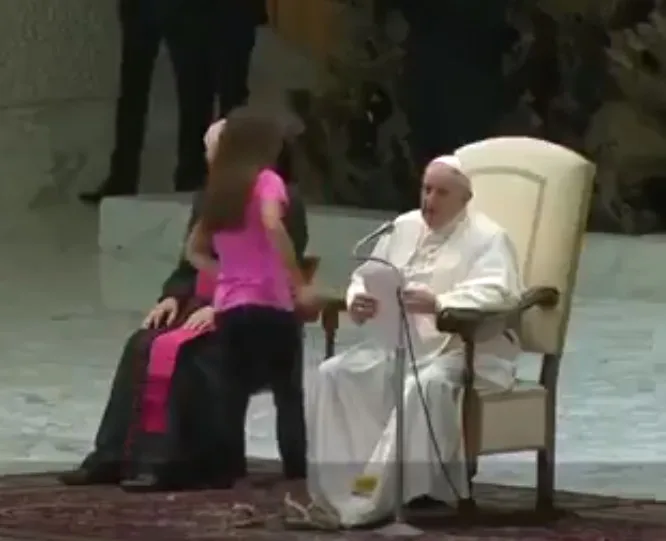 VÍDEO | Menina invade palco onde papa conduzia audiência no Vaticano