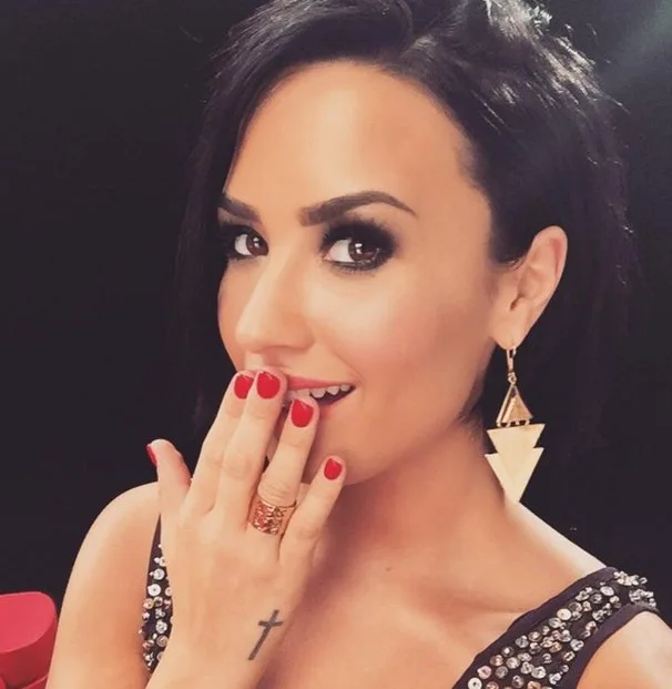 Demi Lovato abusa de looks sensuais em novo clipe