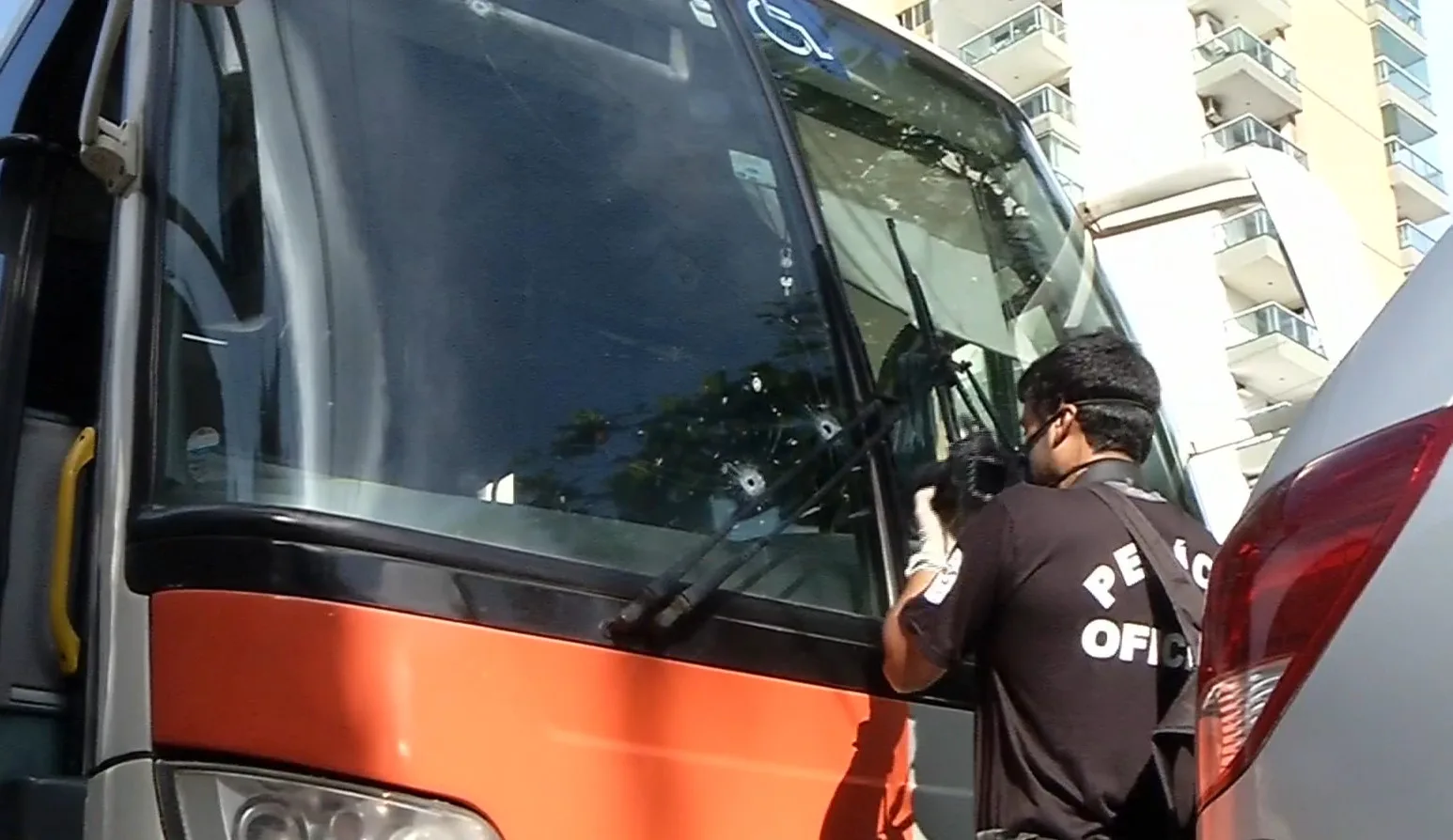 Ônibus passa por perícia e familiares liberam corpos de vítimas de assalto em Guarapari