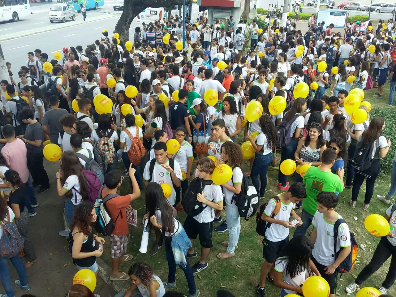 Contra a PEC 241, manifestantes fazem passeata pelas ruas de Vitória