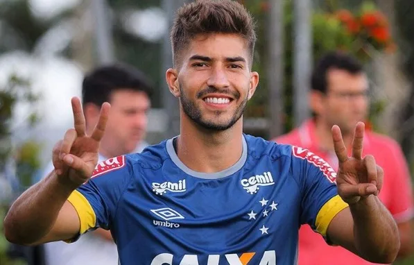 Homenageado por 100 jogos no Cruzeiro, Lucas Silva vive expectativa para clássico