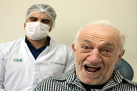 Russo realiza sonho, faz implante dentário e ganha novo sorriso