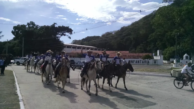 Cavaleiros e amazonas saem de Vila Velha em direção ao Santuário Nacional em Anchieta