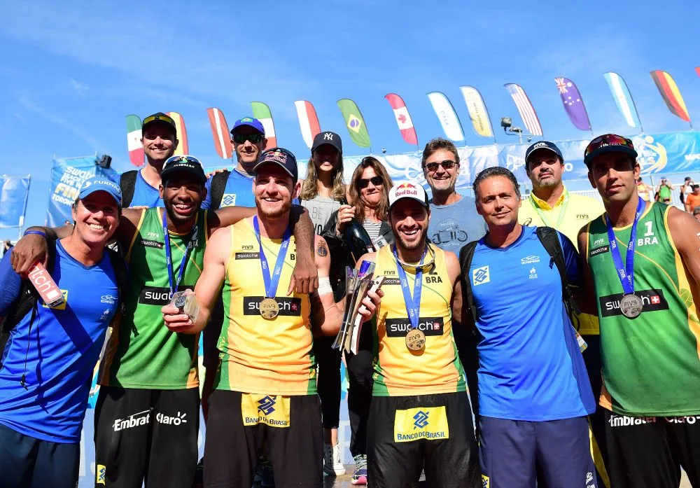 Capixaba Alison e Bruno conquistam ouro no vôlei com dobradinha brasileira no pódio