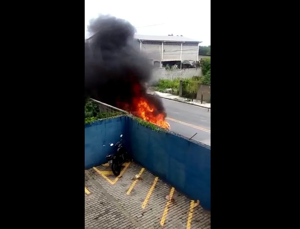 Vídeo mostra carro pegando fogo no bairro Jockey de Itaparica em Vila Velha