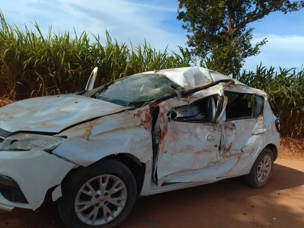 Motorista fica preso às ferragens após capotamento no Norte do ES