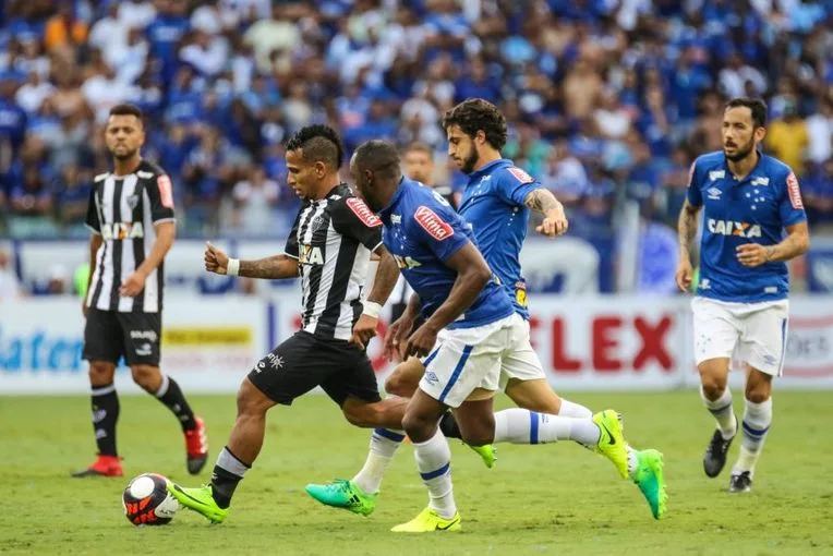 Em jogo igual, Cruzeiro e Atlético-MG empatam sem gols na 1ª final do Mineiro