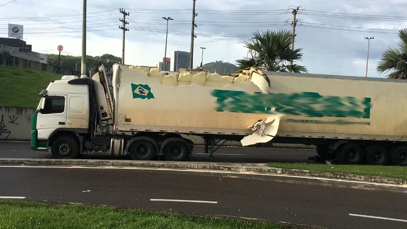 Carreta fica presa após tentar passar por viaduto na Avenida Fernando Ferrari