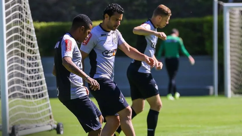 Micale poupa sete jogadores e escala Robinho e Fred no Atlético-MG