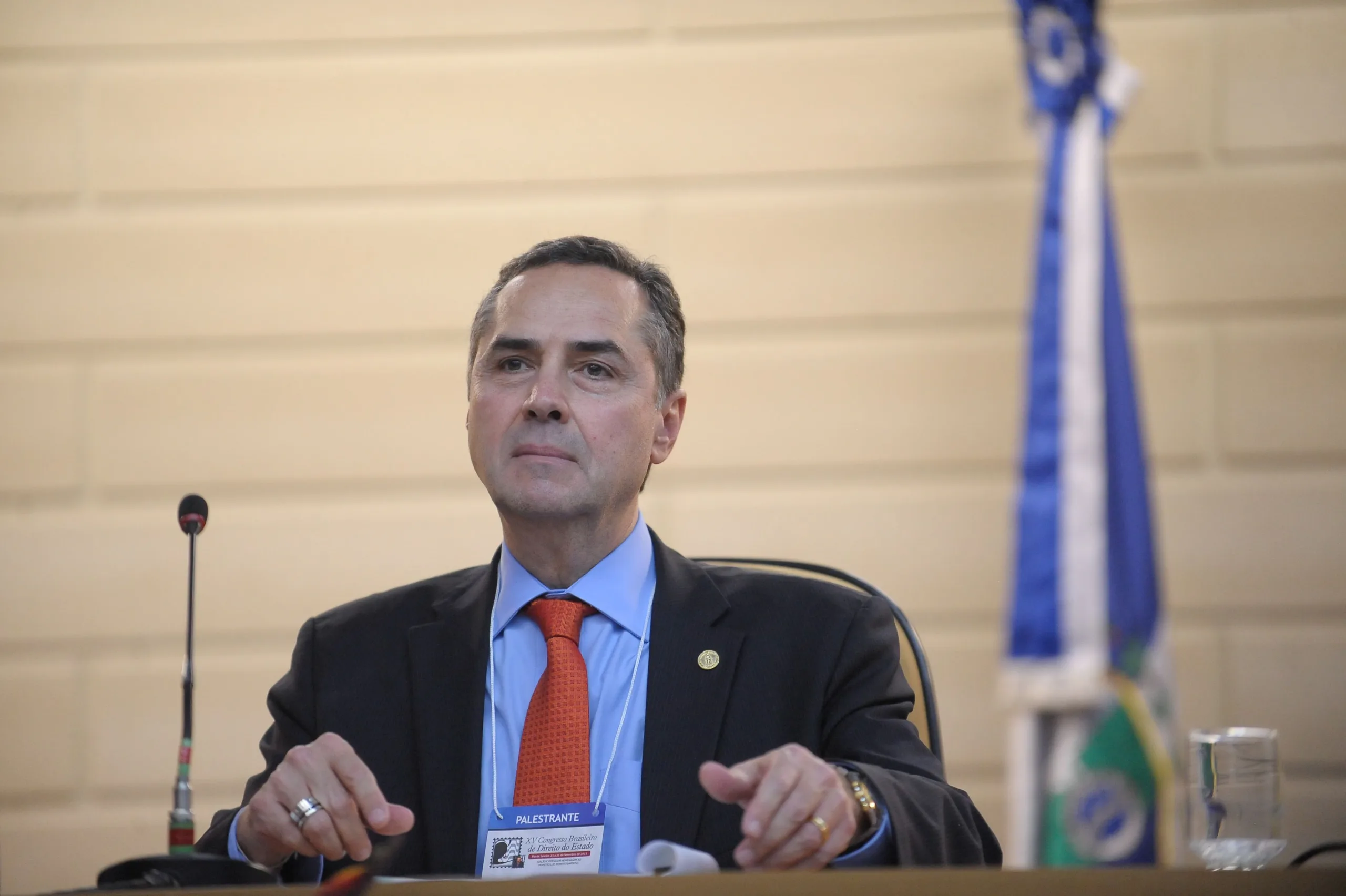 O ministro do STF, Luís Roberto Barroso é homenageado no encerramento do 15º Congresso Brasileiro de Direito do Estado, no TJRJ (Fernando Frazão/Agência Brasil)