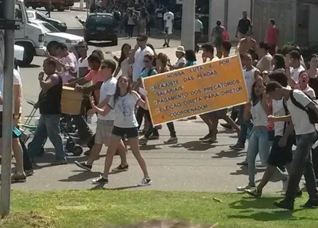 Professores e alunos interditam via no Centro de Vitória