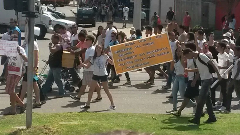 Professores e alunos interditam via no Centro de Vitória