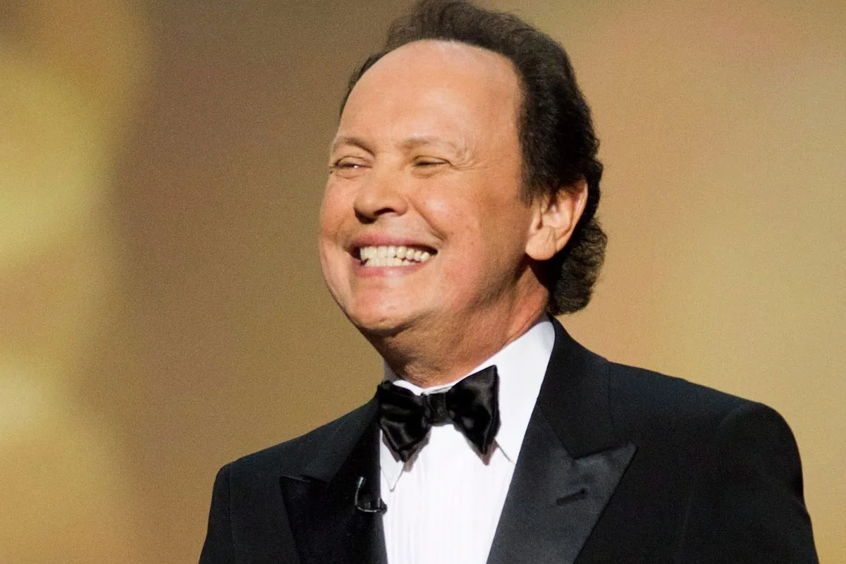 Billy Crystal estirou um músculo por causa de um forte espirro