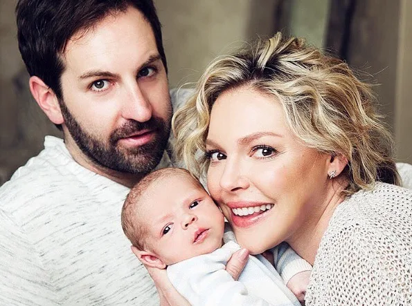 Katherine Heigl mostra a carinha de seu bebê em revista