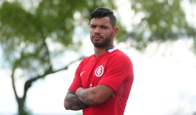 Recuperado de fratura na mão, Carlos volta aos treinos no Inter