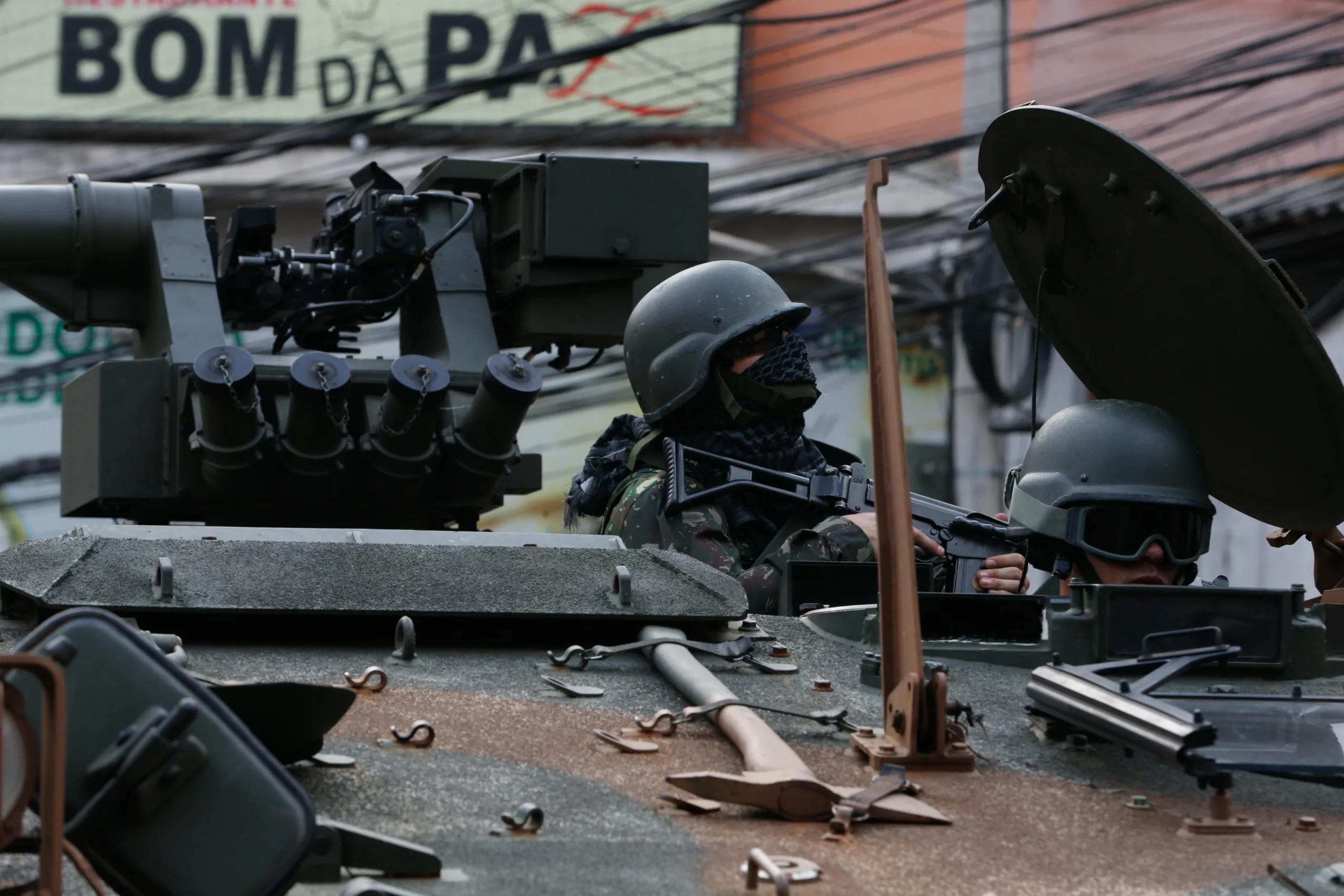 Rio de Janeiro – Militares fazem operação na favela da Rocinha após guerra entre quadrilhas rivais de traficantes pelo controle da área (Fernando Frazão/Agência Brasil)