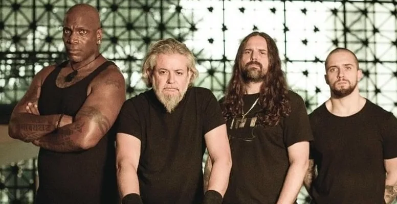 Homem é espancado em show do Sepultura após saudação nazista; banda se pronuncia