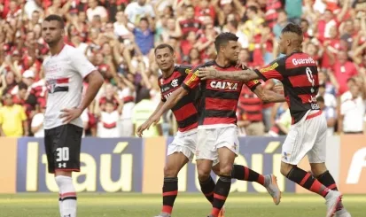 De virada, Flamengo ganha em casa por 2 a 1 e aumenta a crise no São Paulo