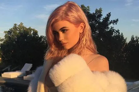 Kylie Jenner posta foto com novo visual e recebe elogios