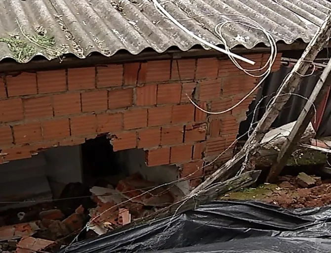 Homem fica soterrado após desabamento de muro em Gurigica