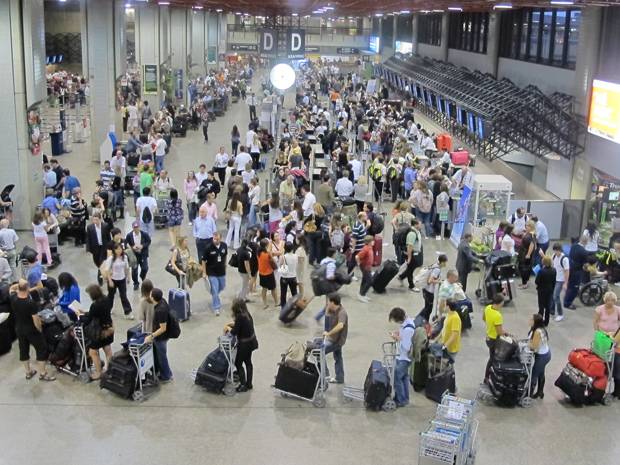 Após Olimpíada, Galeão tem fila de mais de 100 metros no embarque internacional