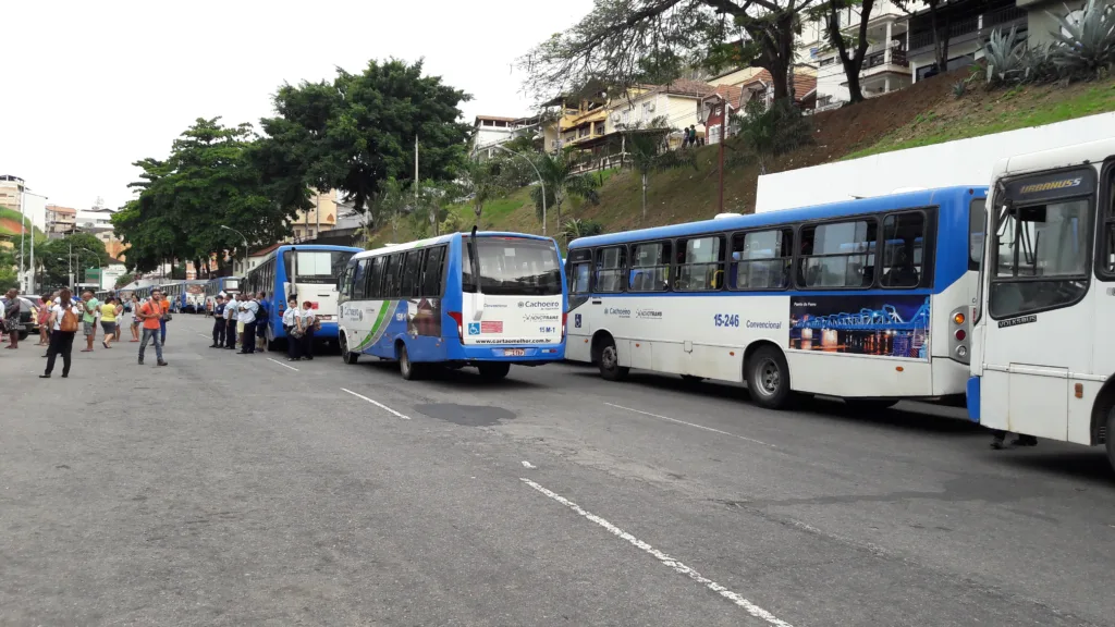 Motoristas param ônibus em protesto e pontos ficam lotados em Cachoeiro