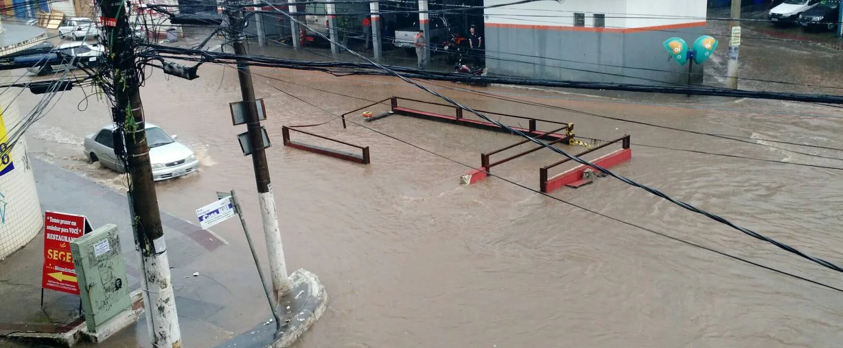 Pouco tempo de chuva é suficiente para deixar áreas alagadas na Grande Vitória. Veja fotos!