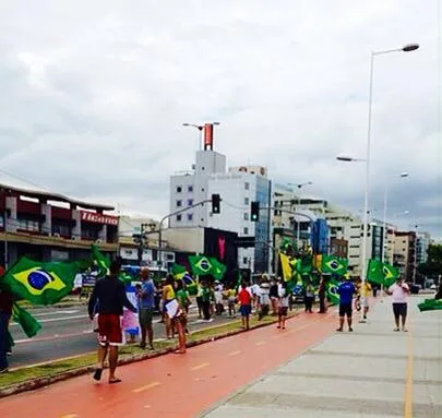 Protesto contra a corrupção reúne cerca de 70 pessoas em Vitória