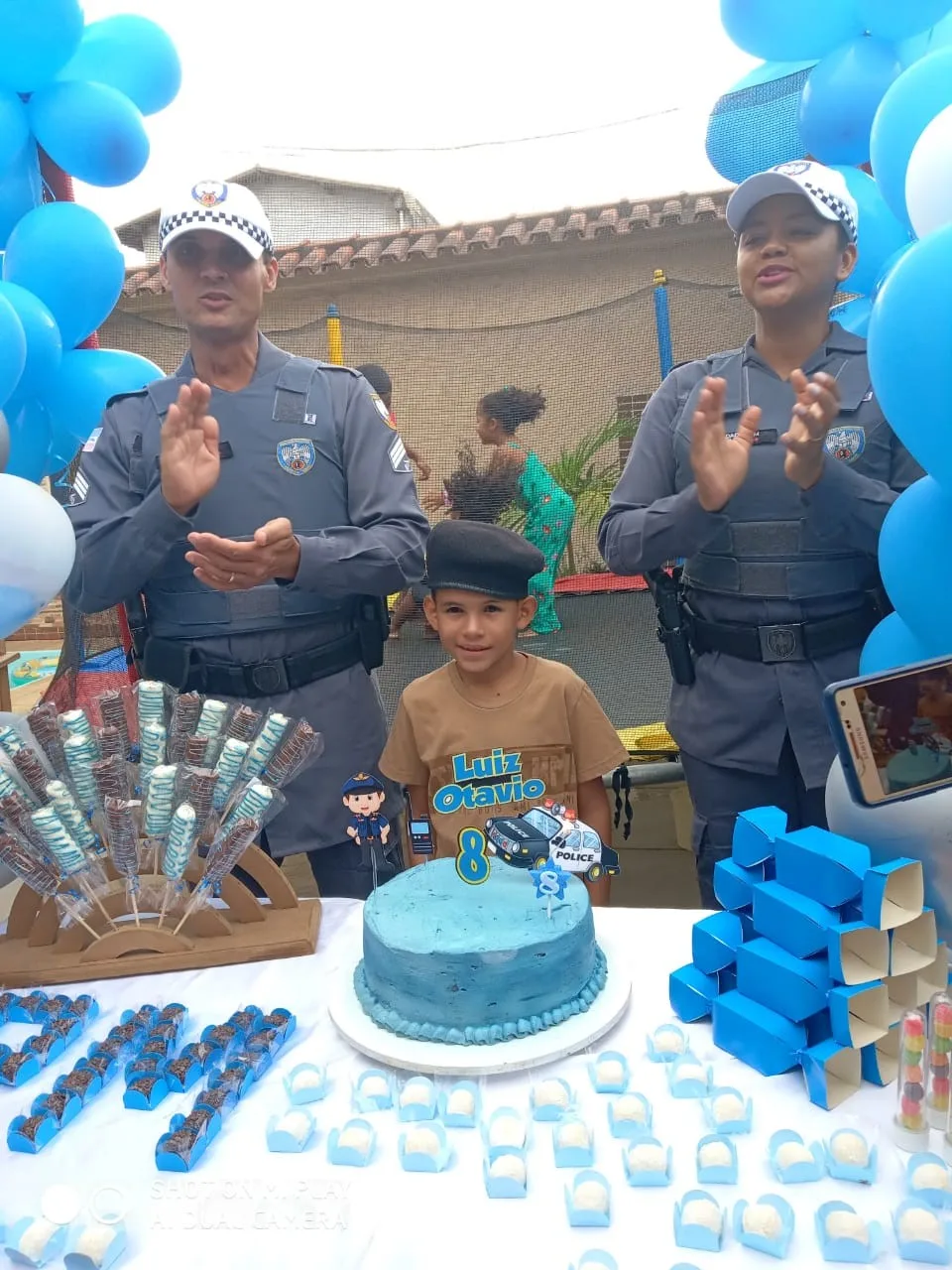 Menino de 8 anos ganha festa de aniversário com decoração inspirada na Polícia Militar