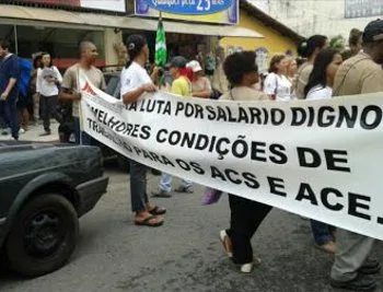 Agentes de saúde fazem protesto e fecham avenida em frente à prefeitura de Vila Velha