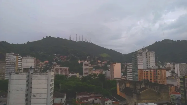 Previsão de chuva forte e tempestades de raios para 69 municípios do Espírito Santo