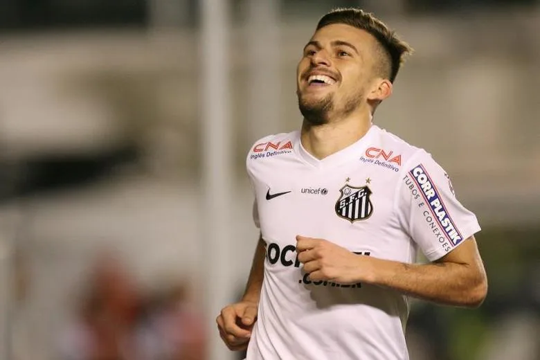 O jogador Lucas Lima, do Santos, comemora gol durante jogo contra o Figueirense, válido pela vigésima terceira rodada do Campeonato Brasileiro 2014. O jogo foi realizado no estádio Urbano Caldeira, a Vila Belmiro, na noite deste domingo (21). 21/09/2014 (foto: GUILHERME DIONIZIO)