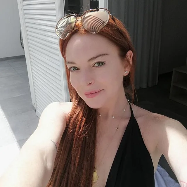 Lindsay Lohan faz piada com suas prisões ao criar parceria com firma de advocacia