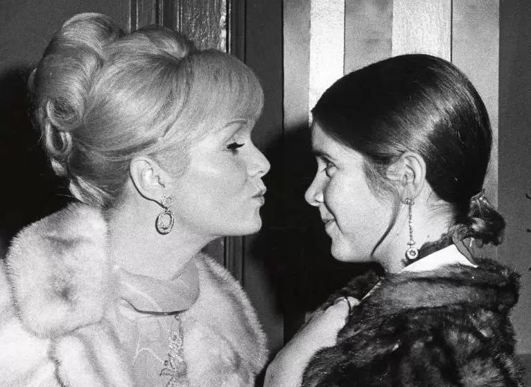 Carrie Fisher é cremada e Debbie Reynolds será enterrada