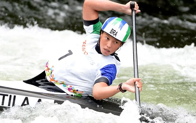 Brasileira sai chorando após ser eliminada na canoagem slalom