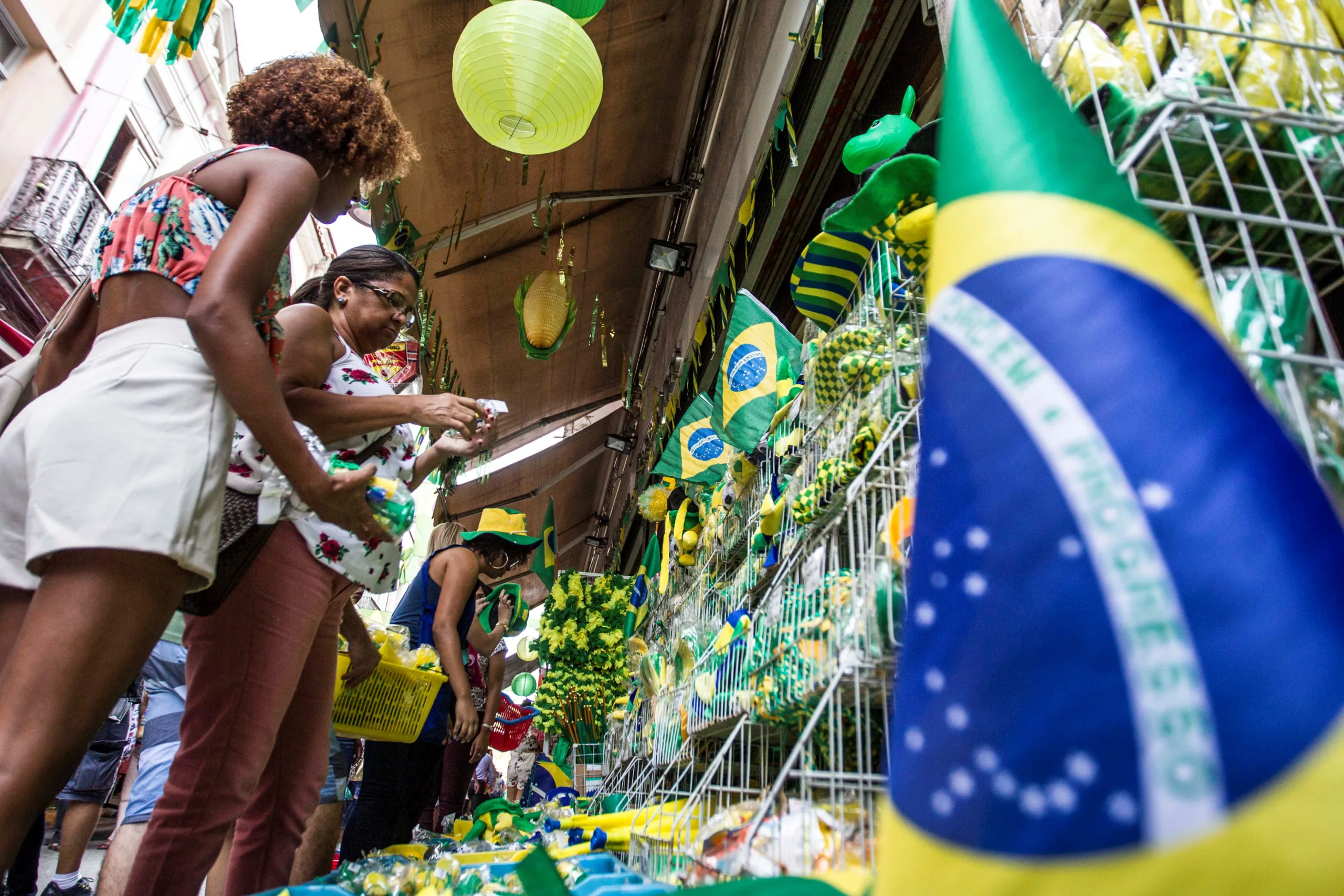 RJ – COPA DO MUNDO / CARIOCAS / RIO DE JANEIRO – CIDADES – Cariocas compram produtos relacionados à Copa do Mundo 2018 no Pólo Saara (Comércio Popular), no Centro do Rio, nesta terça-feira (12). 12/06/2018 – Foto: MÁRCIO MERCANTE/AGÊNCIA O DIA/AGÊNCIA O DIA/ESTADÃO CONTEÚDO