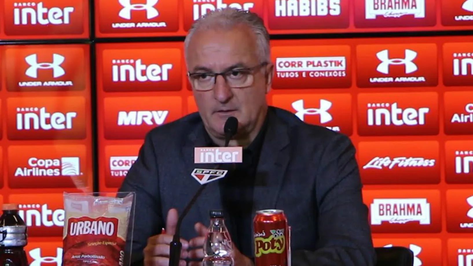 Dorival vê injustiça em ação que pode suspender Pratto por 6 jogos