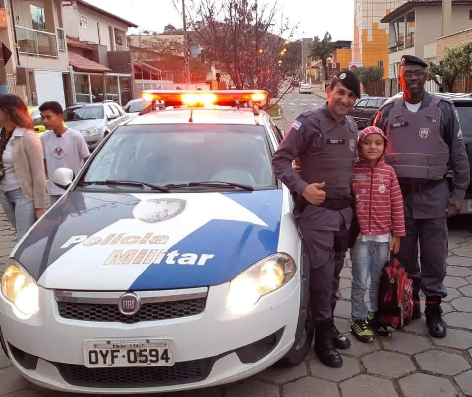 No aniversário, menino pede para conhecer viatura da Polícia Militar em Guaçuí