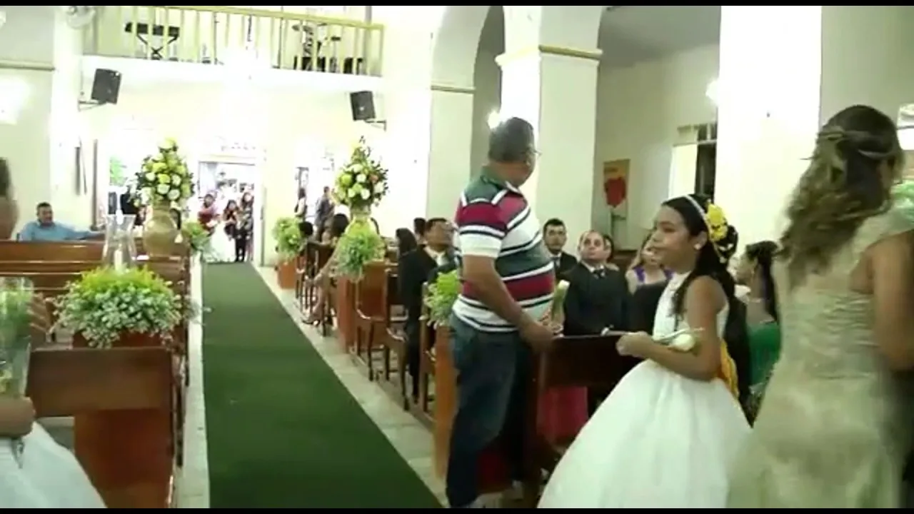 Homem invade casamento, atira contra padrinhos e cerimônia continua. Veja vídeo!