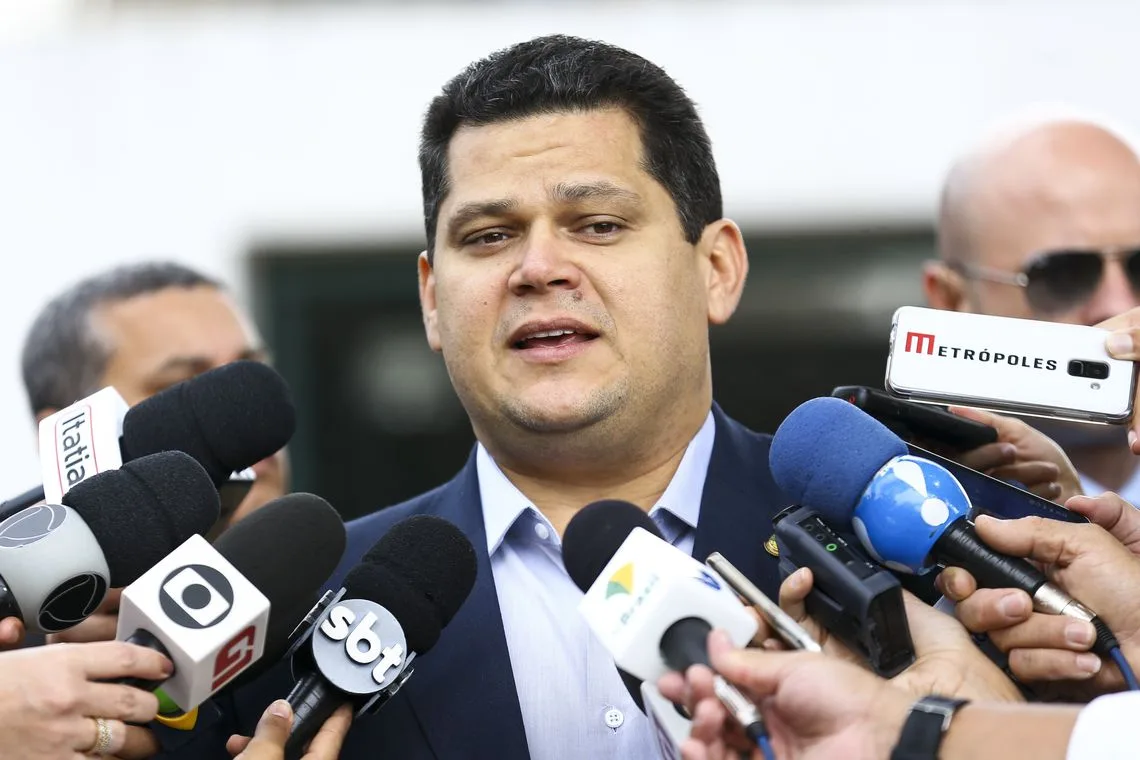 O presidente do Senado, Davi Alcolumbre, após reunião com o presidente da Câmara, Rodrigo Maia, e o senador Tasso Jereissati na residência oficial da presidência da Câmara.