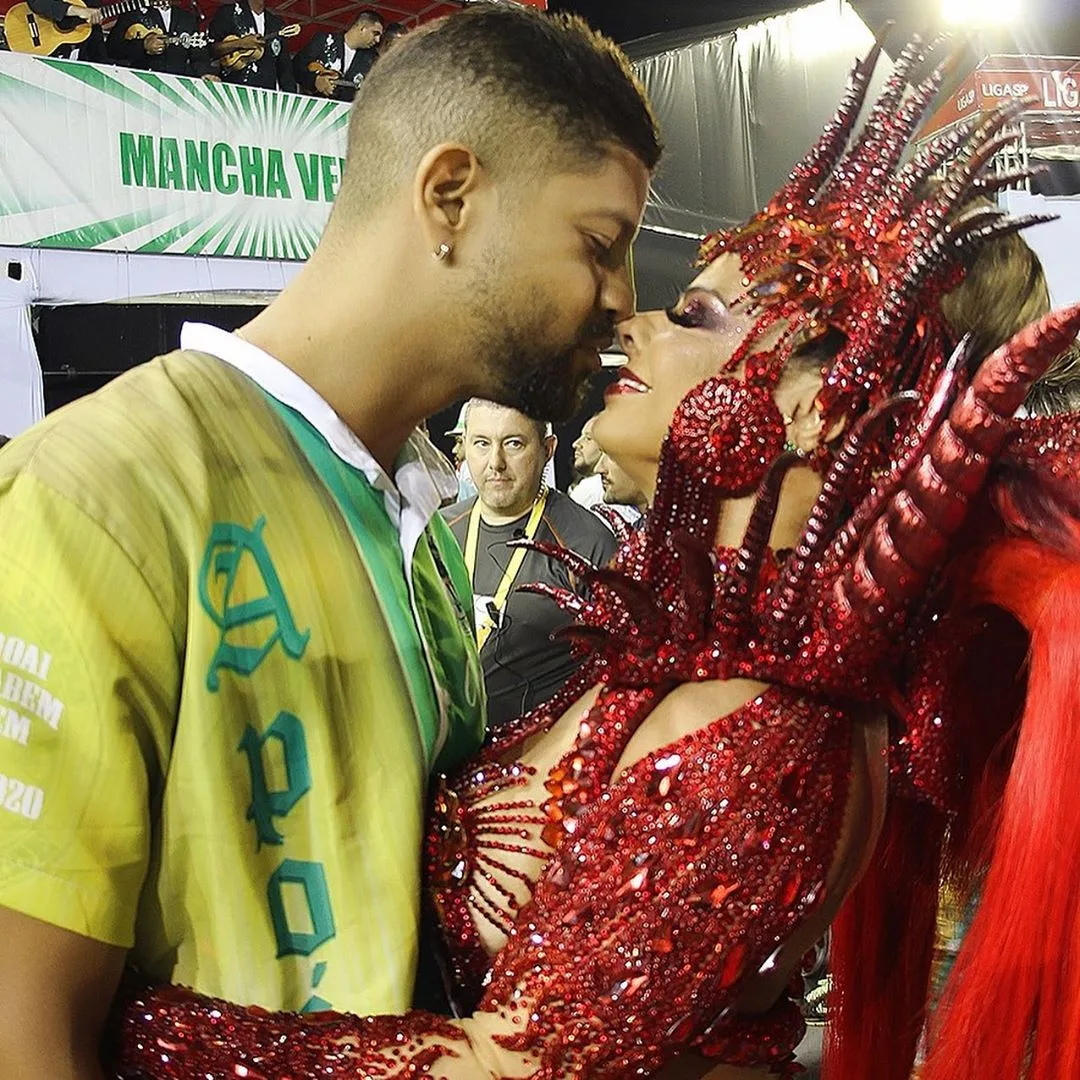 Viviane Araújo dá um beijo daqueles no namorado e diz: 'Melhor Carnaval da minha vida'