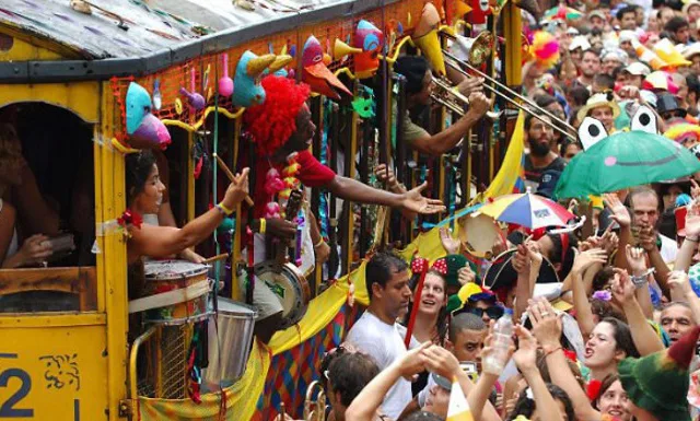 O comércio de fantasias, acessórios, cosméticos e vestuário faturam muito durante o Carnaval. Crédito: Divulgação