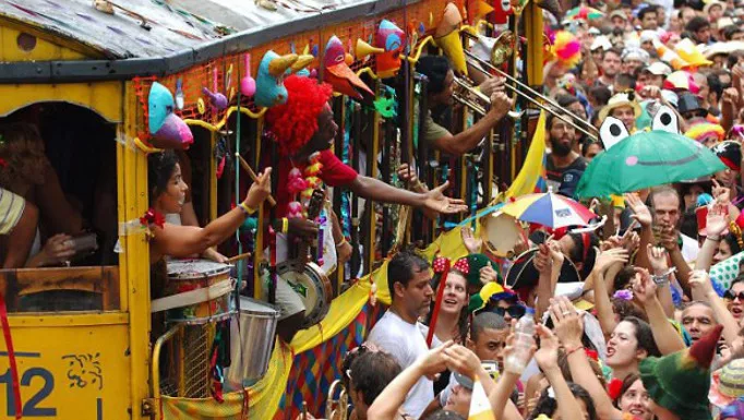 O comércio de fantasias, acessórios, cosméticos e vestuário faturam muito durante o Carnaval. Crédito: Divulgação