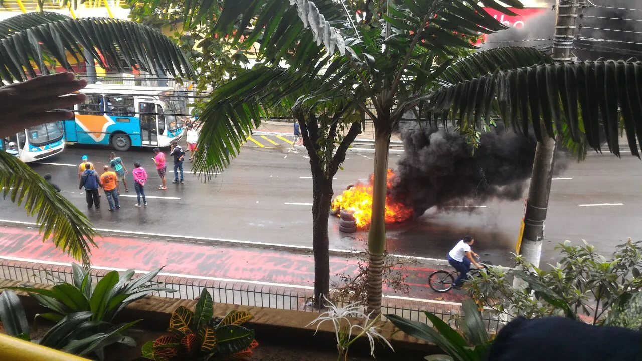 Protesto deixa trânsito complicado na Glória, em Vila Velha