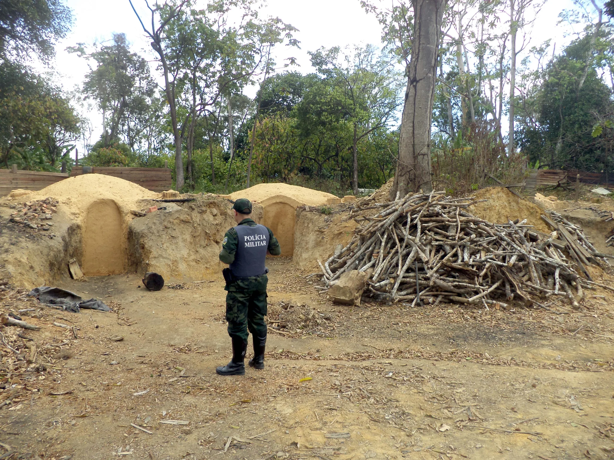 Polícia Ambiental fecha carvoaria irregular no interior de Linhares