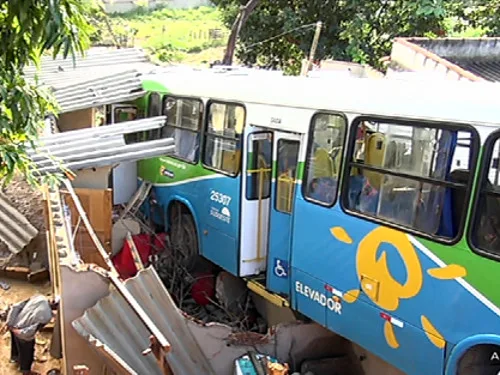 Bebê está entre feridos em acidente com ônibus que despencou sobre residência em Cariacica