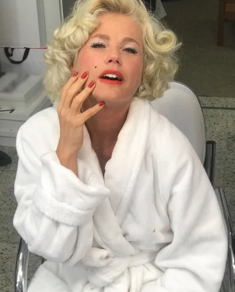 Xuxa vira Marylin Monroe e arranca gritos da plateia no Dancing Brasil