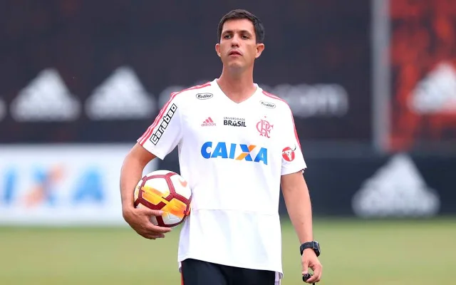 Barbieri promove entradas de Cuéllar e René no time titular do Flamengo